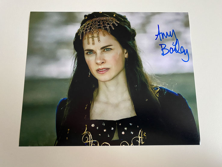 Amy Bailey - Autogramm auf  VIKINGS Foto 20x25cm